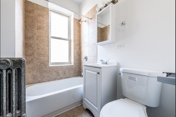 500 S Laramie Ave Apartments Chicago Bathroom